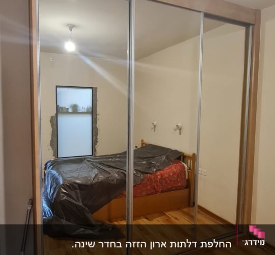 ארון עם דלתות מראה בחדר שינה